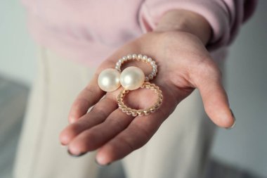 Kız mücevheri elinde tutuyor, yakın çekim.