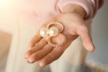 Kızın mücevheri elinde, altın mücevher, yakın plan.