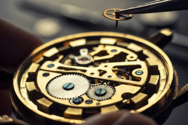 Saatçinin atölyesi, mekanik saat tamiri.