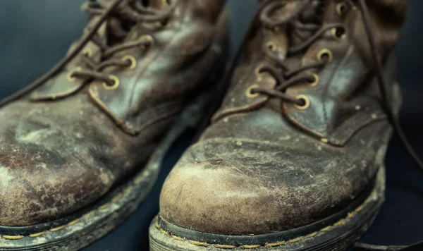 Velhos Sapatos Castanhos Sujos Close Botas Precisam Ser Limpas — Fotografia de Stock