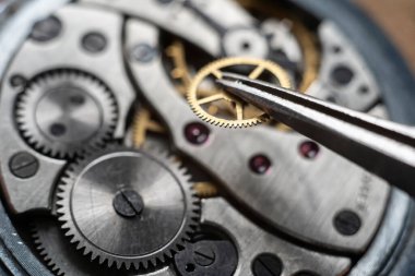 Saatçinin atölyesi, mekanik saat tamiri, aşırı yakın çekim.