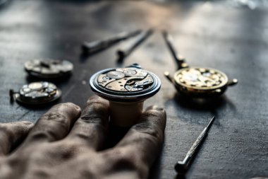 Saatçinin atölyesi, mekanik saat tamiri, aşırı yakın çekim.