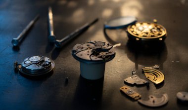 Saatçinin atölyesi, mekanik saat tamiri, aşırı yakın çekim.