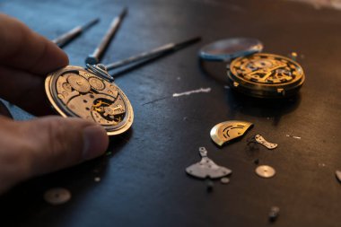 Saatçinin atölyesi, mekanik saat tamiri, aşırı yakın çekim.