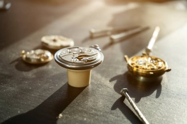 Saatçinin atölyesi, mekanik saat tamiri, aşırı yakın çekim.