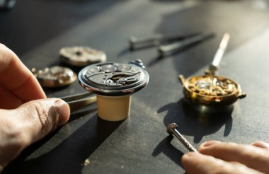 Saatçinin atölyesi, mekanik saat tamiri, aşırı yakın çekim.
