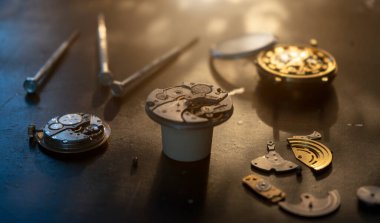 Saatçinin atölyesi, mekanik saat tamiri, aşırı yakın çekim.