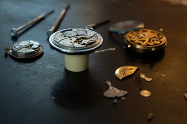 Saatçinin atölyesi, mekanik saat tamiri, aşırı yakın çekim.