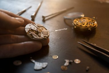 Saatçinin atölyesi, mekanik saat tamiri, aşırı yakın çekim.