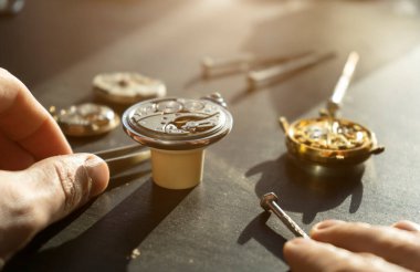Saatçinin atölyesi, mekanik saat tamiri, aşırı yakın çekim.