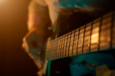 Sahnede bir melodi çalıyor, yakın çekim.