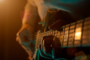 Sahnede bir melodi çalıyor, yakın çekim.