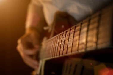 Sahnede bir melodi çalıyor, yakın çekim.