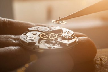 Mekanik saat tamiri, saatçi atölyesi.