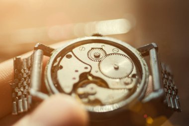 Saatçinin atölyesi, mekanik saat tamiri.