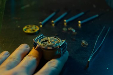 Saatçinin atölyesi, mekanik saat tamiri.