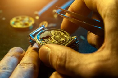 Saatçinin atölyesi, mekanik saat tamiri.