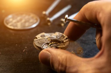 Saatçinin atölyesi, mekanik saat tamiri.