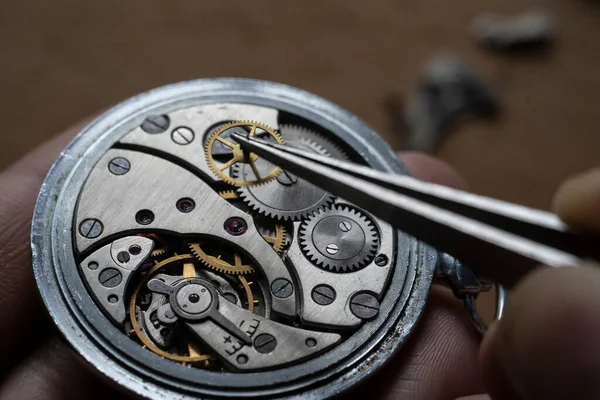 時計職人のワークショップ 機械式時計の修理 極端なクローズアップ — ストック写真