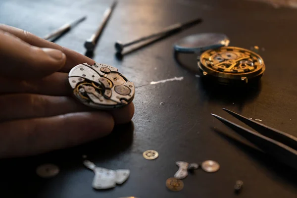 時計職人のワークショップ 機械式時計の修理 極端なクローズアップ — ストック写真