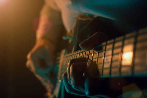 Tipo Toca Uma Melodia Palco Perto — Fotografia de Stock