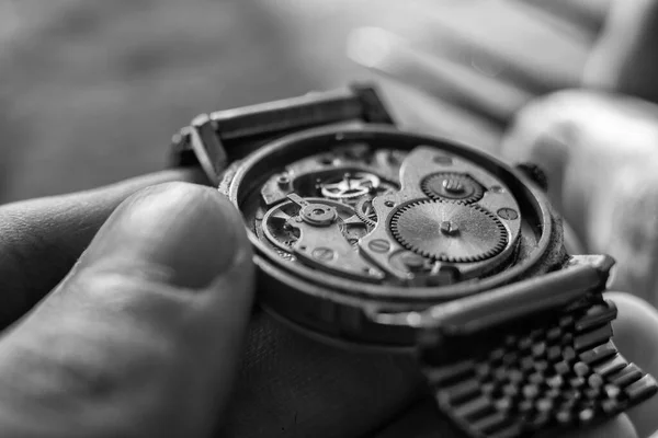 Uhrmacher Repariert Die Armbanduhr Mechanische Uhr — Stockfoto