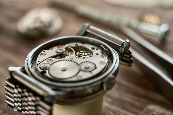Relojero Está Reparando Reloj Pulsera Reloj Mecánico —  Fotos de Stock