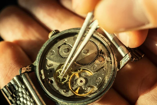 Relojero Está Reparando Reloj Pulsera Reloj Mecánico —  Fotos de Stock