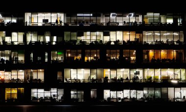 Ofiste aktif bir hayat, iş merkezi manzarası.