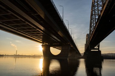 Geniş nehrin üzerinde iki büyük köprü