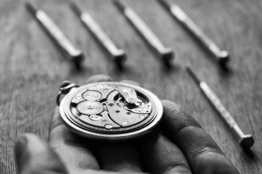 Saatçinin atölyesi, mekanik saat tamiri.