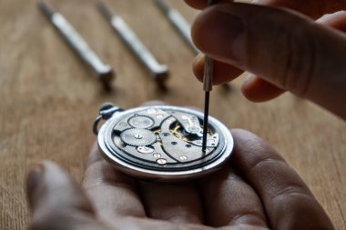 Saatçinin atölyesi, mekanik saat tamiri.