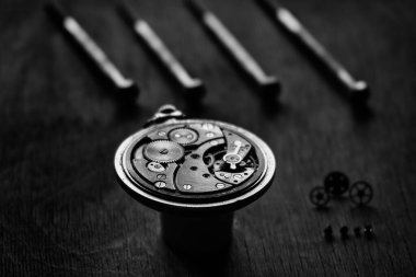 Saatçinin atölyesi, mekanik saat tamiri.