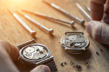 Saatçinin atölyesi, mekanik saat tamiri.
