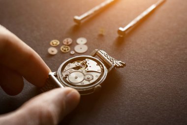 Saatçinin atölyesi, mekanik saat tamiri.