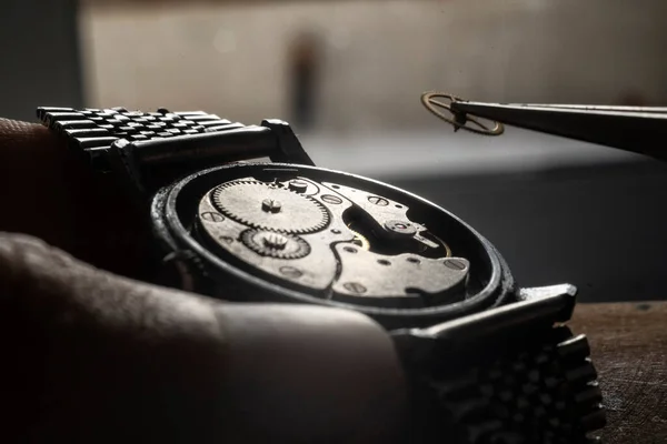 機械式時計修理 時計職人のワークショップ — ストック写真