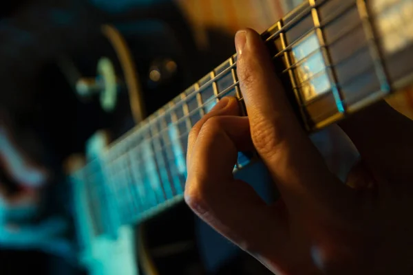 Mãos Homem Tocam Guitarra — Fotografia de Stock