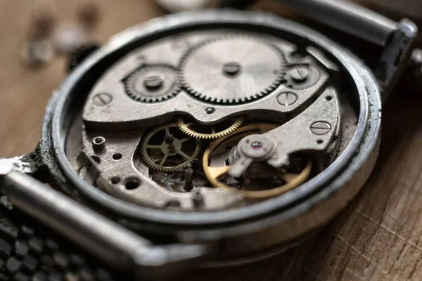 時計職人のワークショップ 機械式時計の修理 — ストック写真