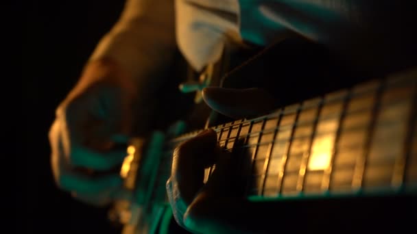 Mano Humana Toca Guitarra Casa — Vídeos de Stock