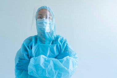 Koruyucu kıyafetli doktor, Covid 19 'la dövüşüyor.