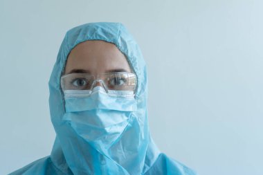 Koruyucu kıyafetli bir doktorun portresi, Covid19.