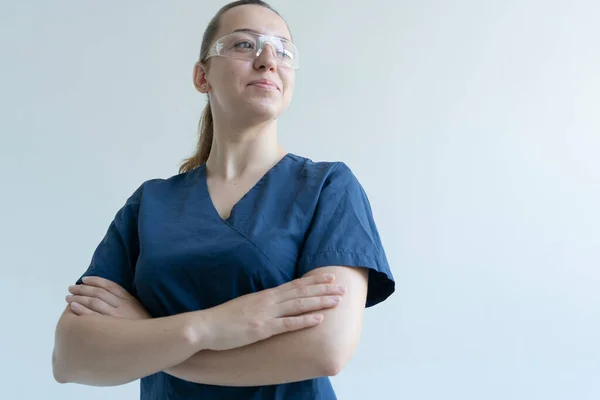 Mavi takım elbiseli gülümseyen kadın doktor.