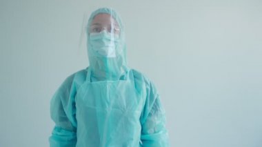 Koruyucu kıyafetli doktor.