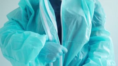 Doktor koruyucu giysi giyer.