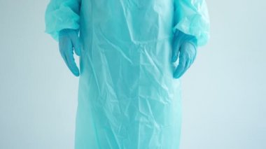 Koruyucu kıyafetli doktor.