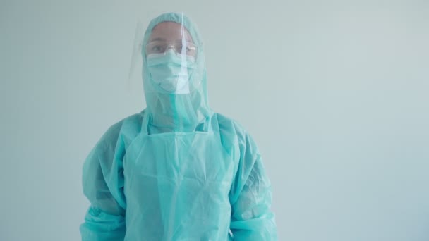 Dokter in een beschermend pak — Stockvideo