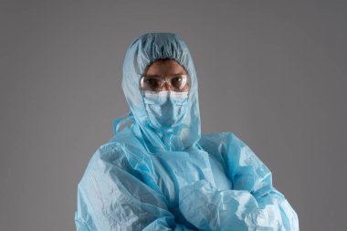 Tam koruyucu giysili doktor..