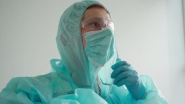 Doktor koruyucu giysi giyer.