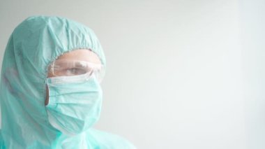 İlaç geliştirme süreci, koruyucu giysili bir doktor ampul tutuyor.