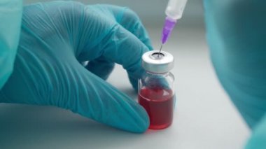 Doktor deney tüpü ile araştırma yapar.